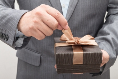 Cách Lựa Chọn Quà Tặng Tri Ân Khách Hàng Phù Hợp Với Ngân Sách Nhỏ