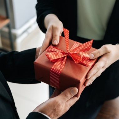 Quà Sinh Nhật Cho Đối Tác VIP: Cần Thiết Hay Không?