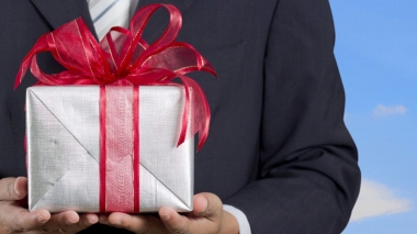 Tặng Quà Khách Hàng Vào Cuối Năm Hay Giữa Năm Là Hiệu Quả Hơn?