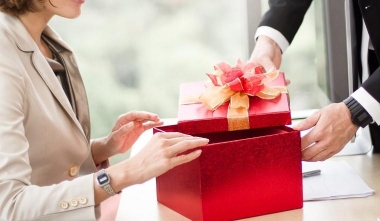 Top 10 Món Quà Dễ Gây Phản Cảm Với Khách Hàng Doanh Nghiệp