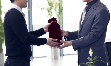 Top 5 Món Quà Doanh Nghiệp Tặng Đối Tác Phổ Biến Nhất