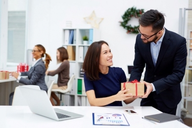 Top Quà Tặng Doanh Nghiệp Nên Chọn Khi Ký Hợp Đồng Chiến Lược