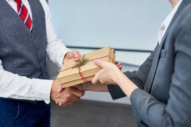 Tránh Tặng Gì Cho Đối Tác Nước Ngoài Trong Dịp Ký Hợp Đồng