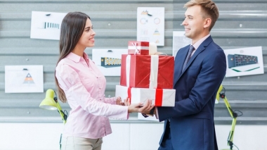 Vì Sao Nên Tặng Quà Ngay Sau Khi Ký Hợp Đồng Với Đối Tác?